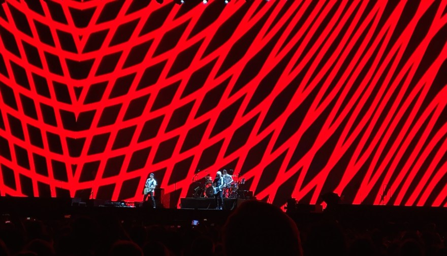 2017 - U2 red screen